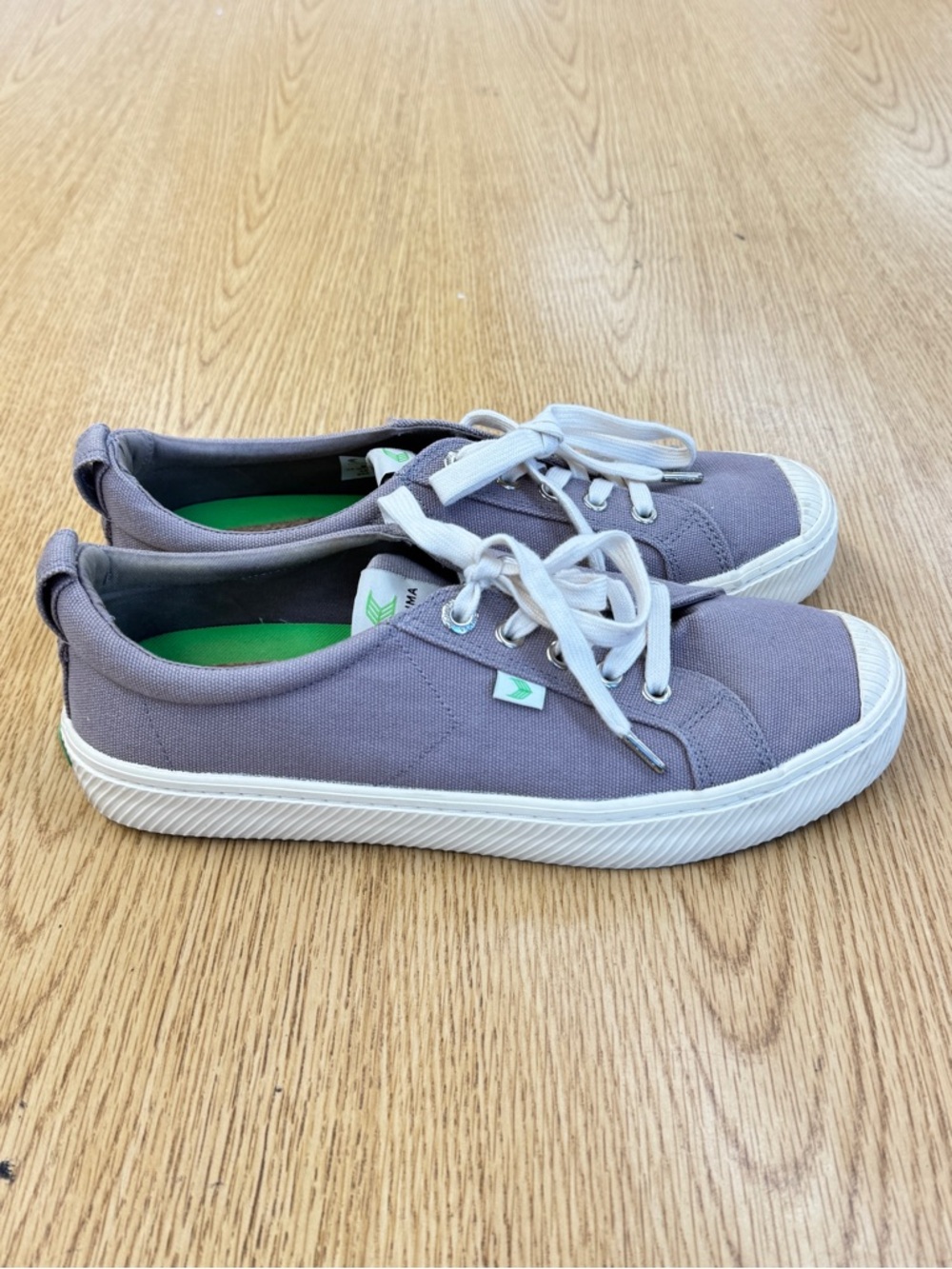 Cariuma Women’s OCA Low Gray Canvas Lace-Up Sneakers with White Soles Size 9